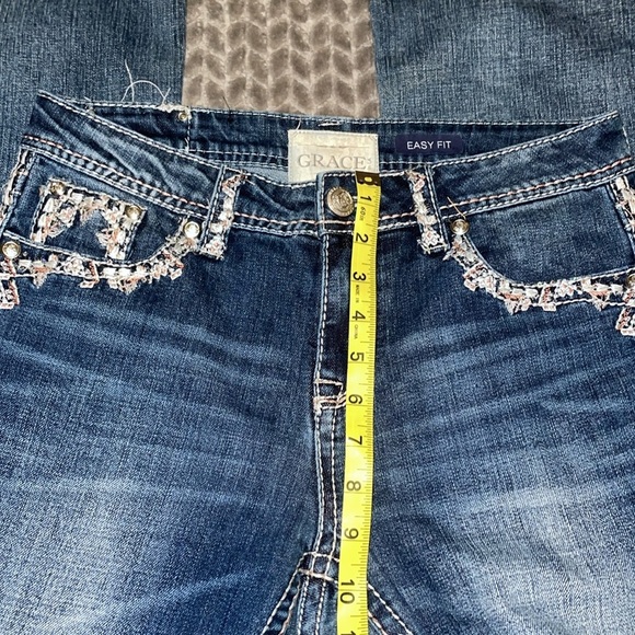 Grace in LA Easy Fit Jeans with Embroidered Pockets and belt loops.  Size 28 - Picture 11 of 12